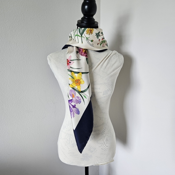 💖GUCCI Vintage floral Silk Scarf with Navy Border 34X34" authentic💖💖💖 - Picture 2 of 13